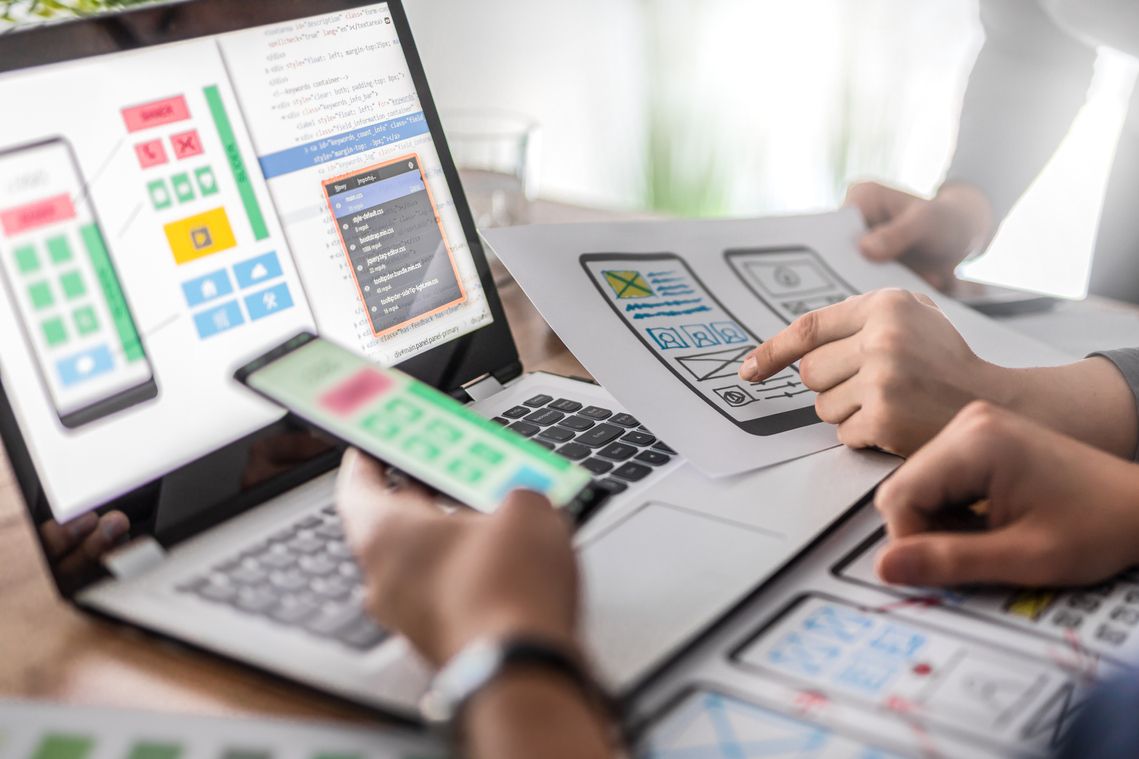 Web developers discussing ionic mobile app development using visuals